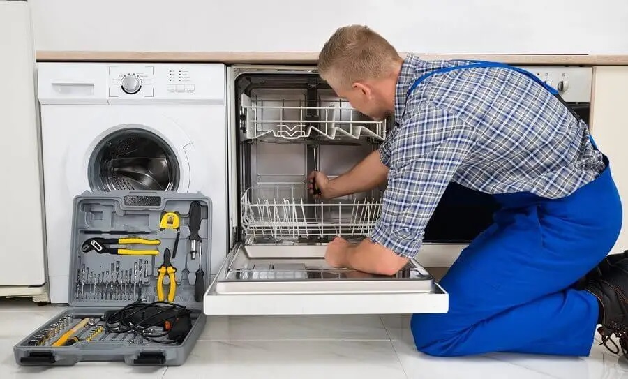Karapürçek Sunny servisi teknisyen ekibi beyaz eşya tamiri yaparken